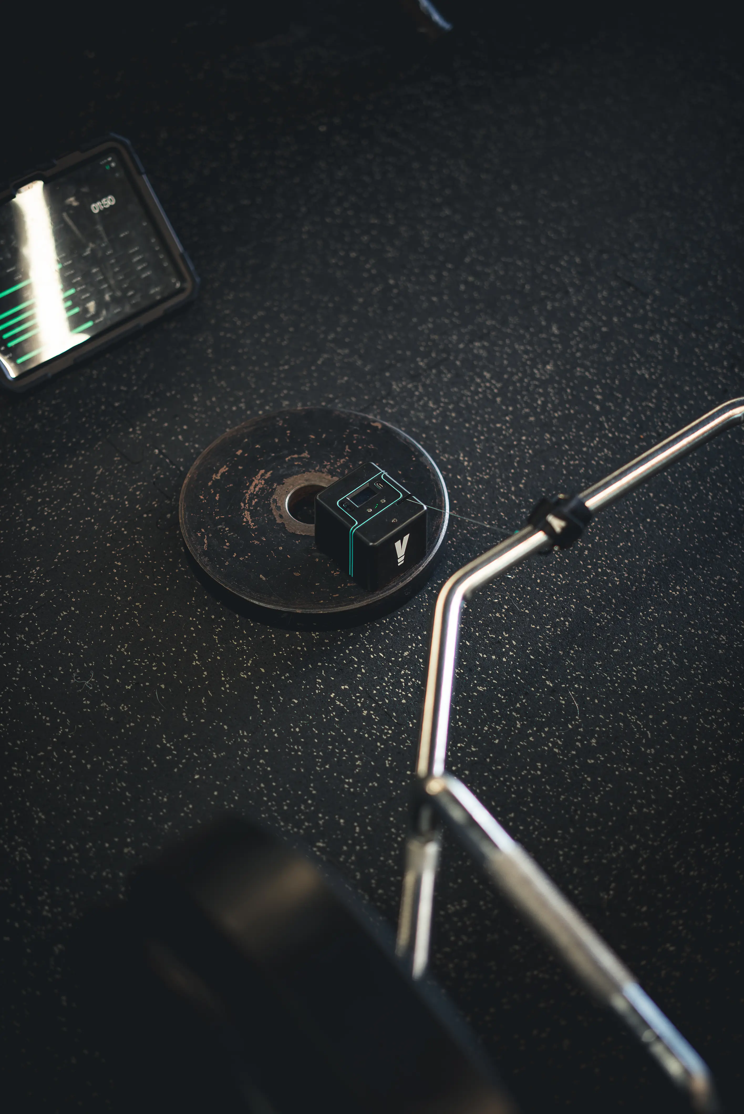 Vitruve VBT device measuring bar velocity during a training set